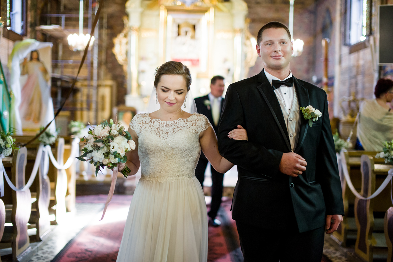 fotografia ślubna romantyczne wesele kościół mętków