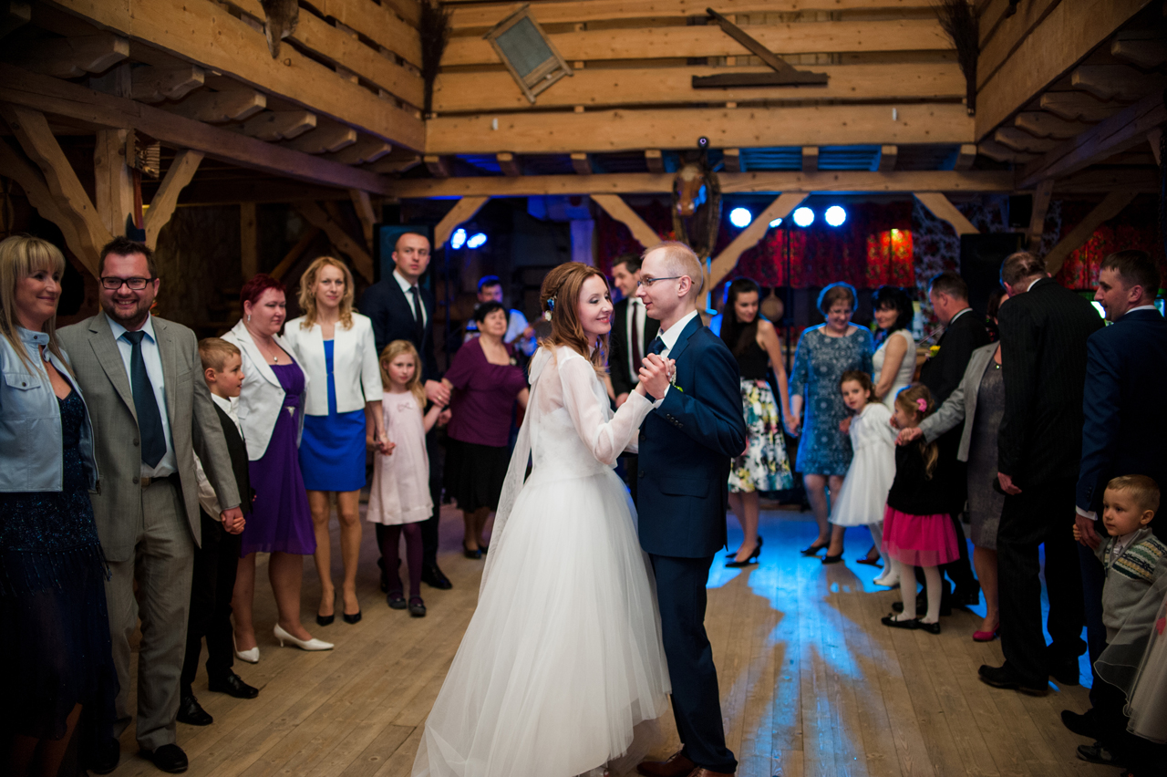rustykalne wesele folkowe przyjęcie fotografia ślubna 2flyteam borowa chata