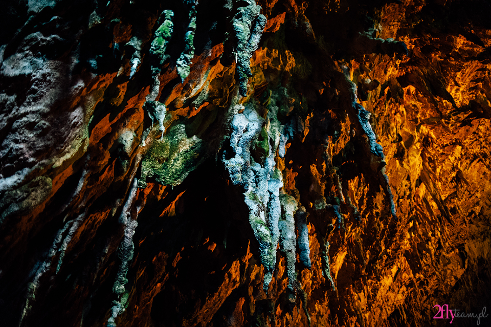 skały w jaskini