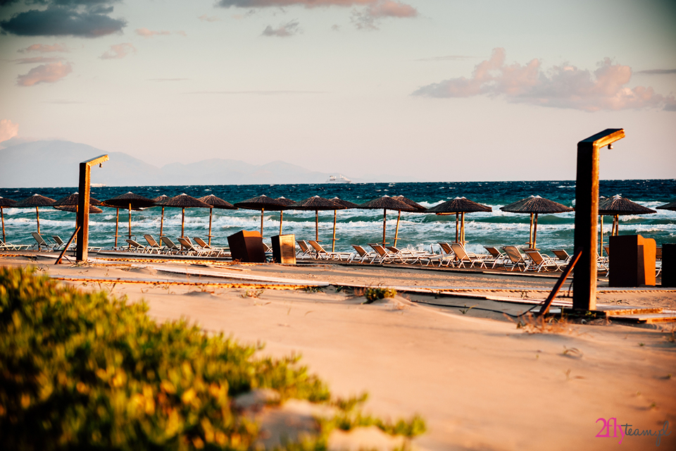 leżaki na plaży